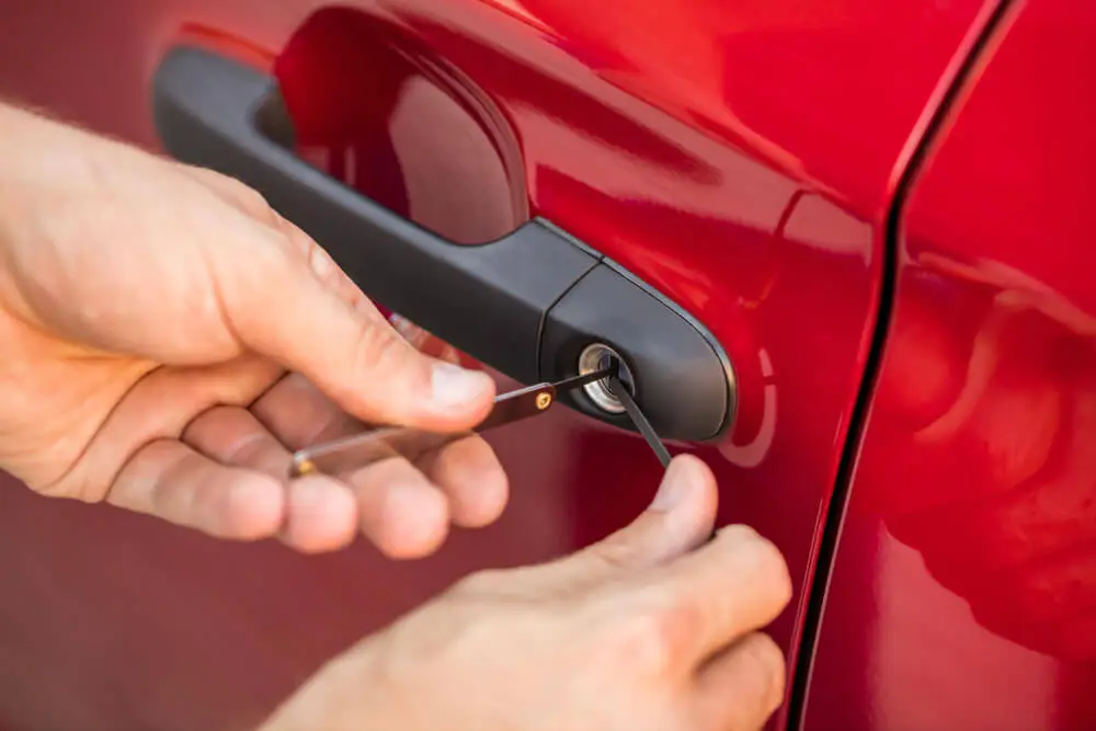 Ouverture de portière de voiture