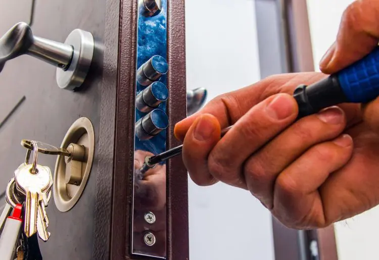 Installation d'une serrure multipoints