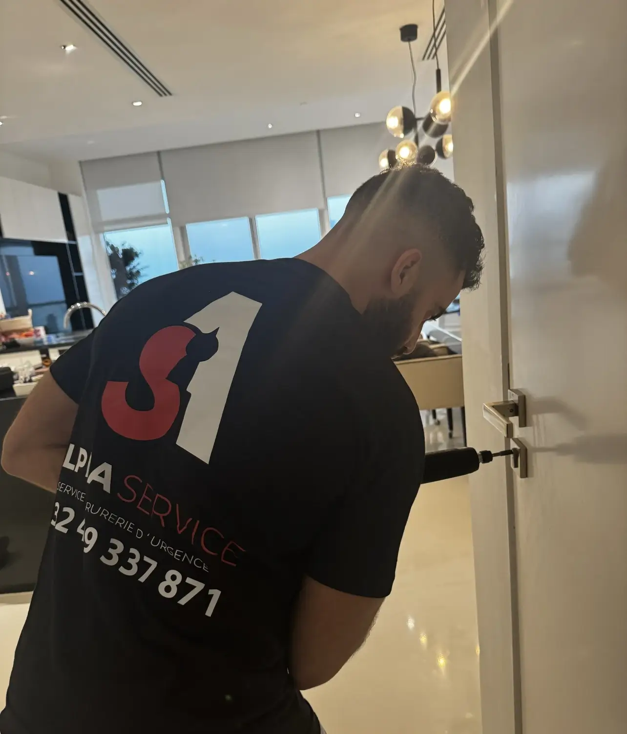 Serrurier Alpha Service en action